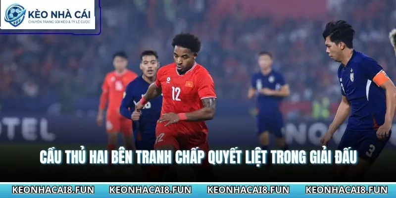 Cầu thủ hai bên tranh chấp quyết liệt trong giải đấu